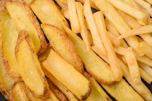 delizioso croccante francese patatine fritte con sale e spezie su un' strutturato calcestruzzo sfondo foto