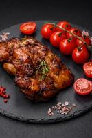 delizioso al forno pollo carne con sale, spezie e erbe aromatiche foto