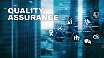 il concetto di garanzia della qualità e impatto sulle imprese. controllo di qualità. garanzia del servizio. tecnica mista foto