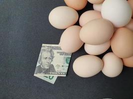 investimento in uova biologiche con denaro in dollari americani per cibo sano foto