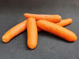 carota di origine naturale per preparare piatti vegetariani foto