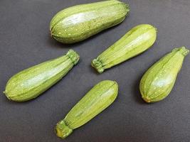 zucchine di origine naturale per preparare piatti vegetariani foto