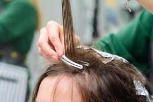 colorazione dei capelli in salone, decolorazione dei capelli. foto