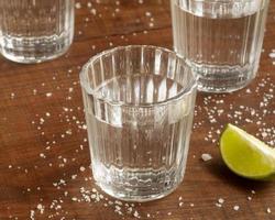 delizioso sfondo di assortimento di bevande alcoliche mezcal foto