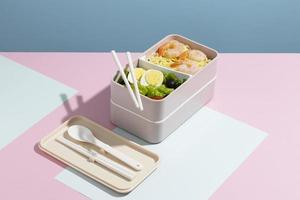 vista dall'alto composizione cibo bento box giapponese foto