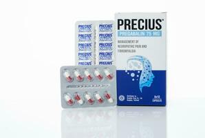 chonburi, Thailandia-giugno 21, 2023 prezioso 75 mg difficile capsula pillola e pacchetto. bianco rosso capsula di pregabalin per trattamento neuropatico dolore, fibromialgia. dolore sollievo medicinale. anticonvulsivante droga. foto