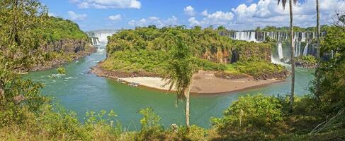 panoramico Immagine al di sopra di il degno di nota iguacu cascate nel brasile foto