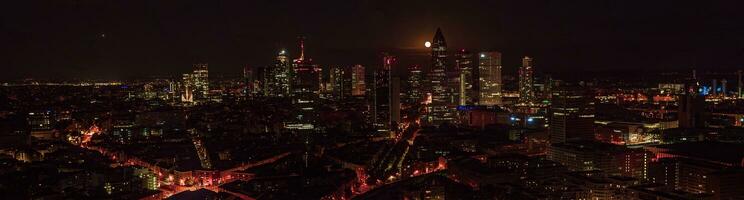 fuco panorama di francoforte orizzonte a notte con pieno Luna foto