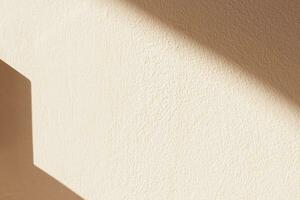 beige cemento parete sfondo con leggero e ombra riflettere, vuoto calcestruzzo struttura con luce del sole leggero effetto su piano, studio Schermo sfondo con copia spazio per Prodotto presentazione per Autunno foto