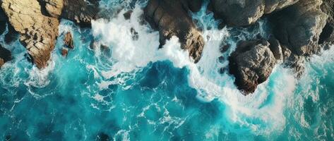 aereo Visualizza di il oceano roccioso costa. foto