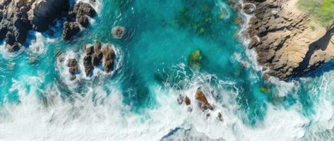 aereo Visualizza di il oceano roccioso costa. foto