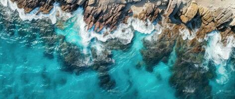 aereo Visualizza di il oceano roccioso costa. foto