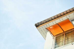 Visualizza di arancia tetto e cielo foto