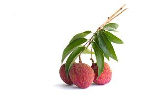 un' mazzo di litchi su bianca sfondo. esso è un' frutta con ruvido pelle. essi siamo rossastro rosa o luminosa rosso. seme cappotto latteo bianca quello è pieno di acqua. il carne dà un' dolce e acida gusto. foto