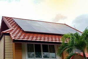 case quello uso solare cellule generando elettricità per proprio uso, concetto, rinnovabile energia, energia e ambiente conservazione, globale riscaldamento. foto