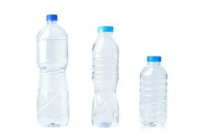 bottiglia d'acqua in plastica isolato su sfondo bianco. foto