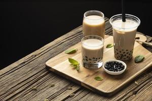 composizione con delizioso sfondo di tè tailandese tradizionale foto