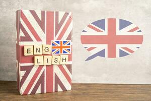 parola inglese su libro con unito regno bandiera, apprendimento inglese linguaggio corsi concetto. foto