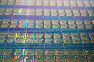 wafer di silicio per la fabbricazione di semiconduttori di circuiti integrati. foto