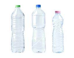 bottiglia d'acqua in plastica isolato su sfondo bianco. foto