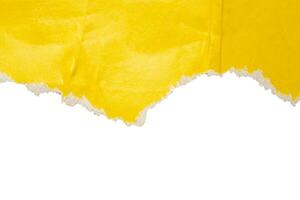 giallo strappato carta strappato bordi strisce isolato su bianca sfondo foto
