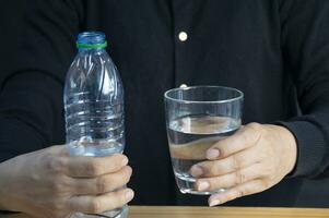 donna Tenere un' bicchiere di acqua il concetto di potabile abbastanza acqua ogni giorno per bene Salute. foto