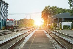 primo luce del sole a il treno stazione foto