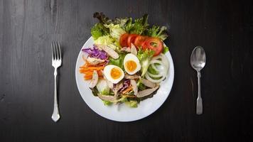 insalata di verdure su tavola di legno foto