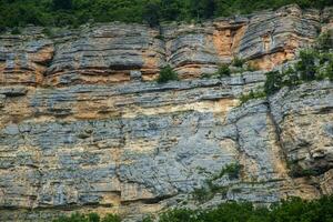 primo piano di dettagli di pietra naturale astratta roccia tagliata texture sezione trasversale di erosione di scogliera di granito stagionato foto