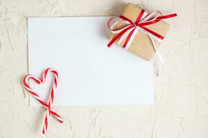 Natale carta foglio per lettering con regalo e caramella canne foto