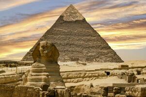 uno di il Sette meraviglie di il antico mondo, il piramidi e sfinge siamo Due di dell'egitto maggior parte noto strutture. foto