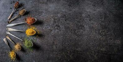 spezie e erbe aromatiche per cucinando su buio sfondo - superiore di Visualizza foto