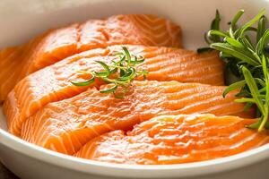 crudo salmone filetti con erbe aromatiche nel un' cottura al forno piatto foto