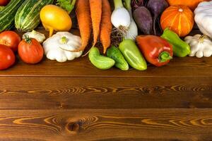 verdure su un' di legno sfondo. bio salutare biologico cibo. crudo e vegetariano concetto. bandiera foto