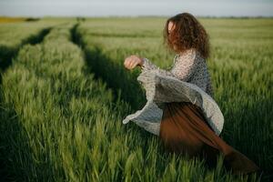 Riccio ragazza danza su il campo foto