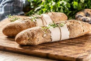 francese grano intero baguette al forno fresco e pronto per vendita foto