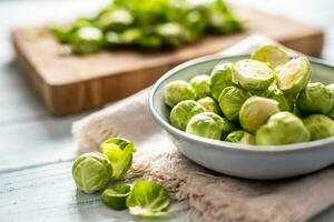 fresco bruxelles germogli nel ciotola su cucina tavolo foto