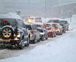 neve calamità su il strada, pesante nevicata limitato strada traffico. bufera di neve e nevicata inverno tempo metereologico su autostrada foto