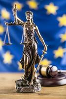 signora giustizia e europeo unione bandiera. simbolo di legge e giustizia con Unione Europea bandiera foto
