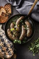 arrostito salsicce nel padella con pane e erbe aromatiche. foto