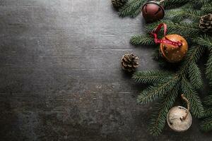 superiore di Visualizza Natale decorazioni tintinnio campane abete albero pino coni su gratuito calcestruzzo sfondo foto