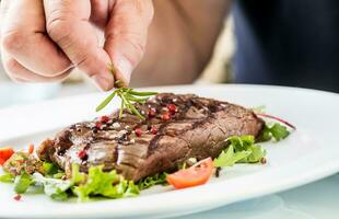 capocuoco preparato Manzo fianco bistecca con verdura decorazione. foto