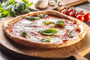 Pizza napoletana - napoli pomodoro salsa Mozzarella e basilico foto