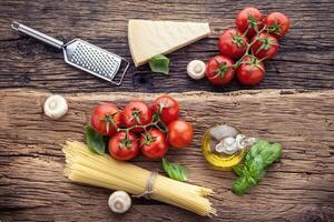 spaghetti.spaghetti pomodori basilico oliva olio parmigiano formaggio e funghi su molto vecchio quercia tavola. mediterraneo cucina e ingredienti foto