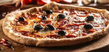 Pizza diavola tradizionale italiano pasto con speziato salame peperoni chili e olive foto