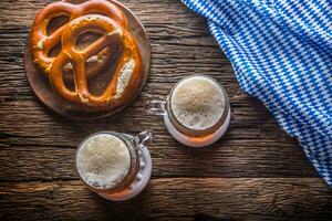 birra e Oktoberfest. bozza birra salatino e blu scacchi tovaglia come tradizionale prodotti per bavarese Festival oktoberfest foto