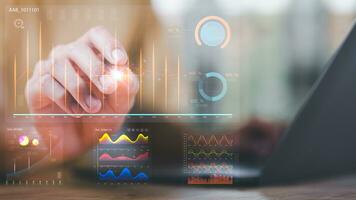 statistico analista lettura grafico rapporto e attività commerciale statistica grafici ,analisi e miglioramento di aziendale strategia ,gestire finanziario e marketing documenti , statistica e dati concetti foto