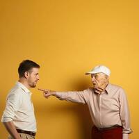 vecchio uomo discutere con un' giovane uomo, puntamento lui. giallo sfondo. copia spazio sopra per il tuo testo - ai generativo foto
