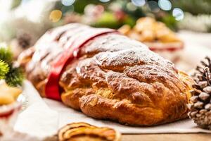 tradizionale ceco Natale torta vanocca su un' festivo tavolo nel davanti di un' Natale albero foto