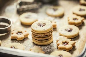 Natale linzer dolci e biscotti marmellata zucchero polvere nel al forno padella foto